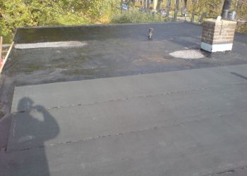 Flachdachsanierung der Umkleide- kabinen Tennisclub Goslar 2008 mit einer Sanierungsbahn der Fa. Novadach, Fabrikat Isoroof