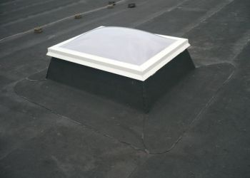 Einfassung einer Lichtkuppel im Flachdach mit Oberlage der Fa. Novaglass, Fabrikat Nova-Isoroof 
